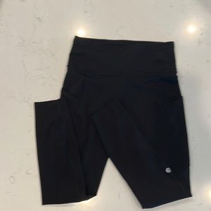 Lululemon Speed Tight 7/8 pant. Size 6. Black.